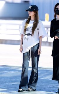 Hwang Yeji feet photo 5
