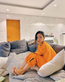 Hwasa feet photo 15