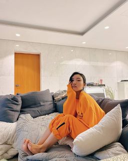 Hwasa feet photo 14