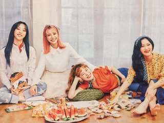 Hwasa feet photo 15