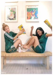 Hwasa feet photo 7