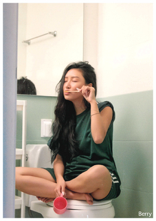 Hwasa feet photo 3