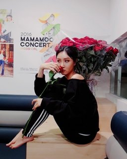 Hwasa feet photo 1