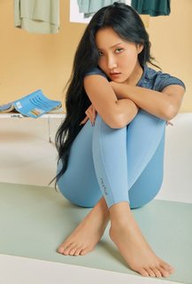 Hwasa feet photo 15