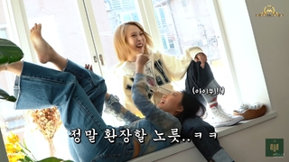 Hwasa feet photo 1