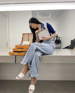Hwasa feet photo 17