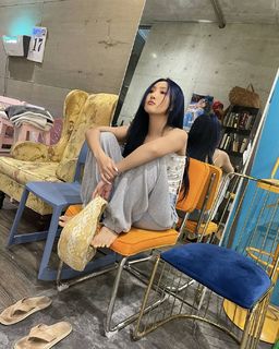 Hwasa feet photo 4