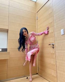 Hwasa feet photo 14
