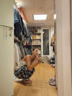 Hwasa feet photo 9