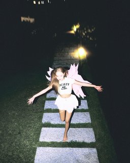 Hwasa feet photo 1