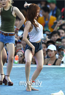 Hyuna feet photo thumbnail