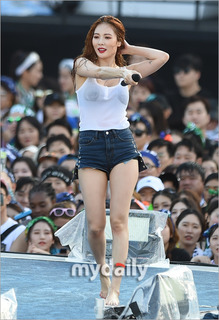 Hyuna feet photo thumbnail