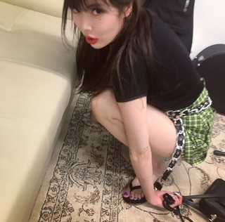 Hyuna feet photo thumbnail