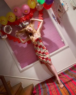 Hyuna feet photo thumbnail