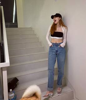 Hyuna feet photo thumbnail