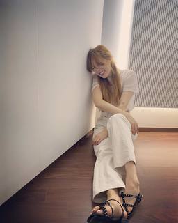 Hyuna feet photo thumbnail