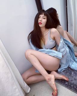 Hyuna feet photo thumbnail