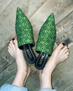 Hyuna feet photo thumbnail