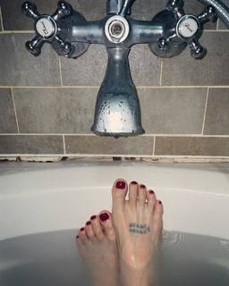 Hyuna feet photo thumbnail