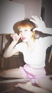 Hyuna feet photo thumbnail