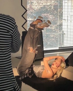 Hyuna feet photo thumbnail