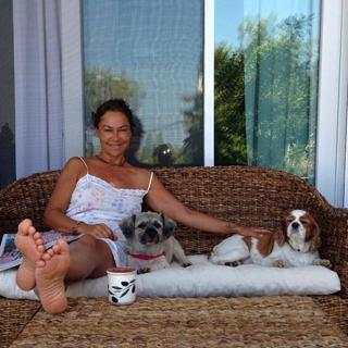 Hülya Avsar feet photo thumbnail