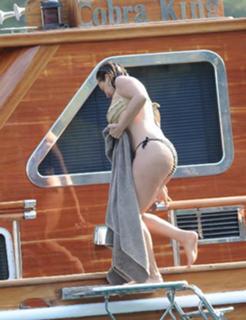 Hülya Avsar feet photo thumbnail