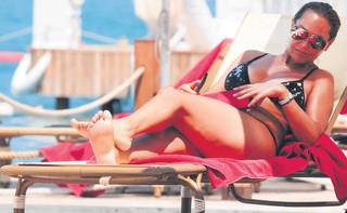 Hülya Avsar feet photo thumbnail