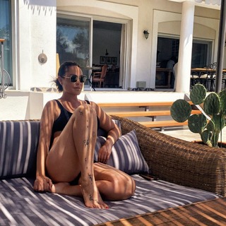 Hülya Avsar feet photo thumbnail