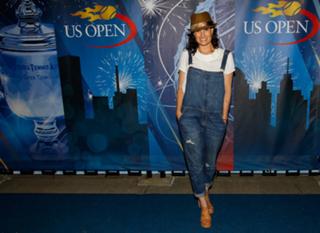 Idina Menzel feet photo thumbnail