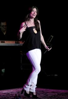 Idina Menzel feet photo thumbnail