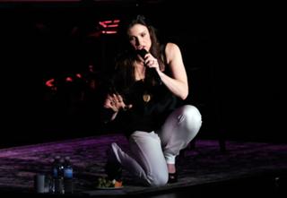 Idina Menzel feet photo thumbnail