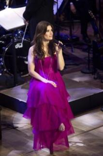 Idina Menzel feet photo thumbnail