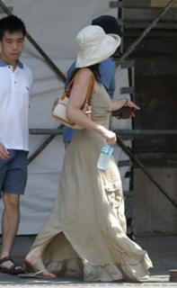 Idina Menzel feet photo thumbnail