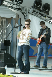 Idina Menzel feet photo thumbnail