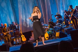 Idina Menzel feet photo thumbnail
