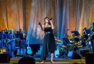 Idina Menzel feet photo thumbnail