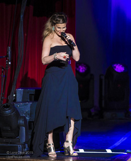 Idina Menzel feet photo thumbnail