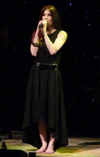 Idina Menzel feet photo thumbnail