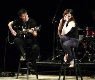 Idina Menzel feet photo thumbnail
