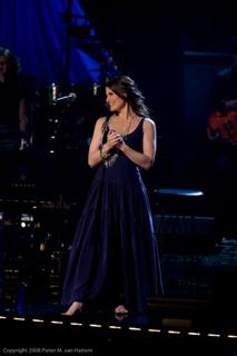 Idina Menzel feet photo thumbnail