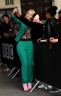 Iggy Azalea feet photo thumbnail
