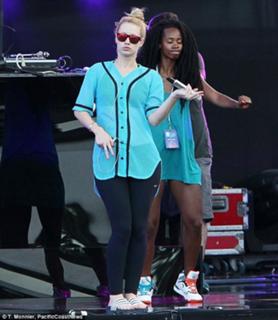 Iggy Azalea feet photo thumbnail