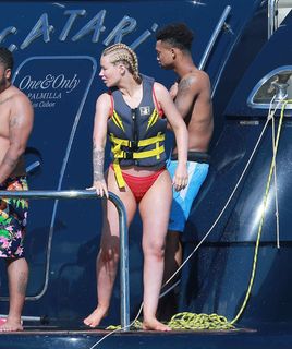 Iggy Azalea feet photo thumbnail