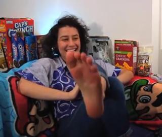 Ilana Glazer feet photo thumbnail