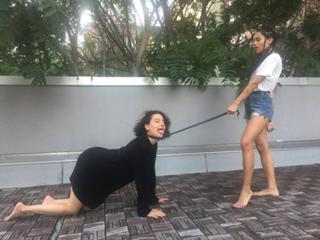 Ilana Glazer feet photo thumbnail