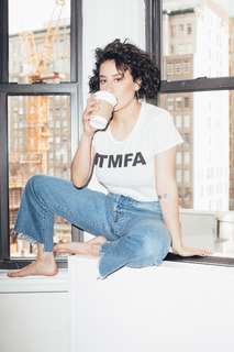 Ilana Glazer feet photo thumbnail