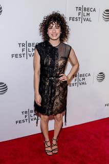 Ilana Glazer feet photo thumbnail