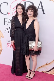 Ilana Glazer feet photo thumbnail