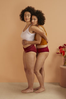 Ilana Glazer feet photo thumbnail